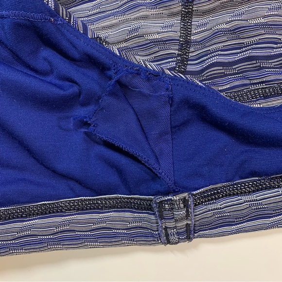 Size 8 Lululemon blue pattern thick straps X back all sport sports bra - Picture 10 of 15